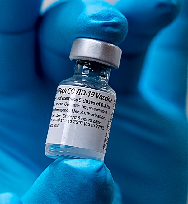 Fotografia fiolki ze szczepionką przeciwko COVID-19